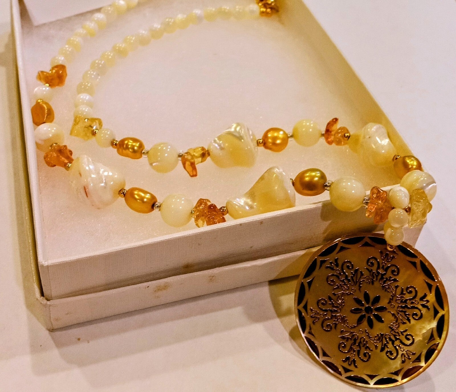 MOP Shell Inlaid Pendant Yellow Shells/Pearl Statement Necklace Genuine Stone
