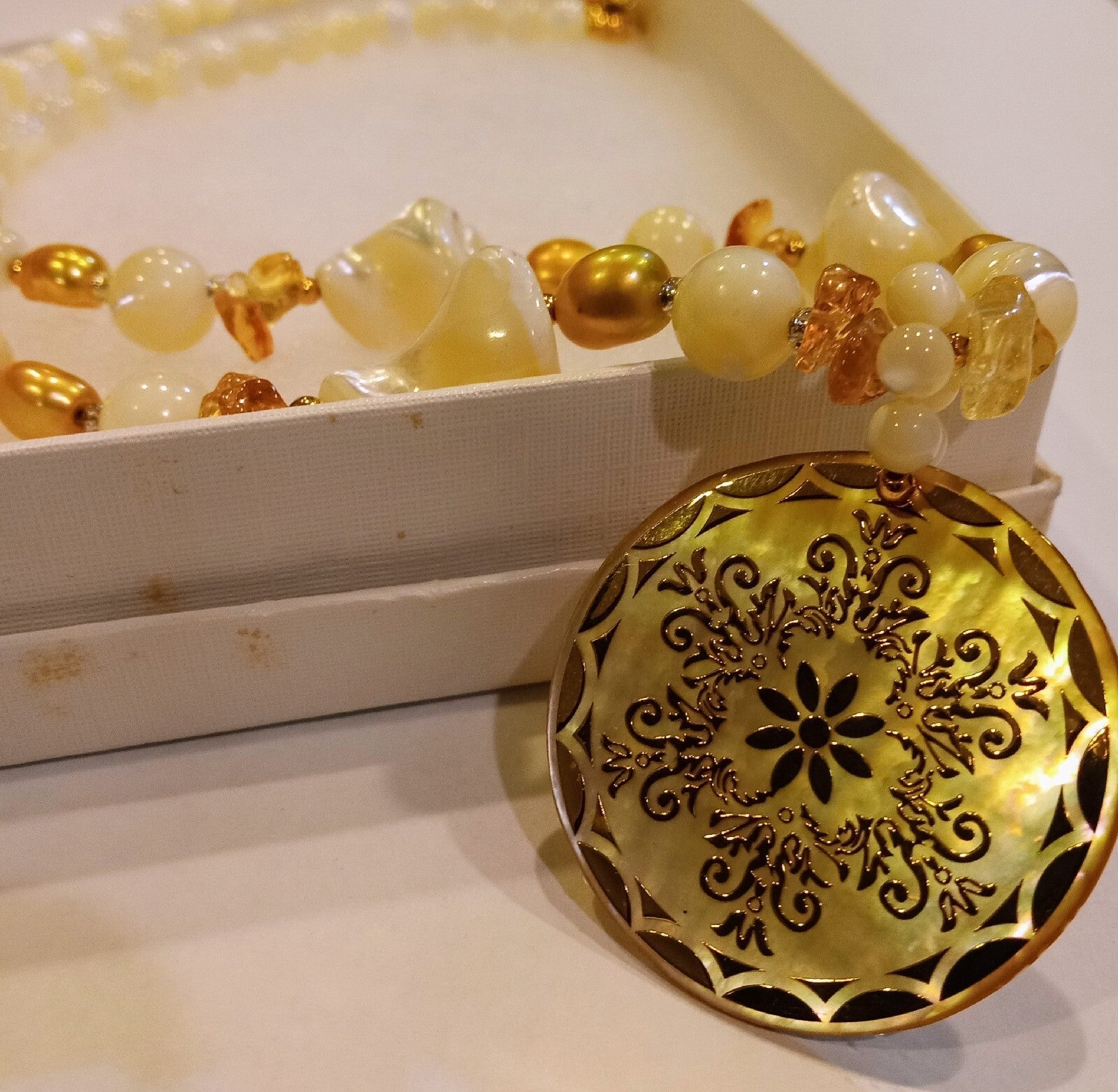 MOP Shell Inlaid Pendant Yellow Shells/Pearl Statement Necklace Genuine Stone