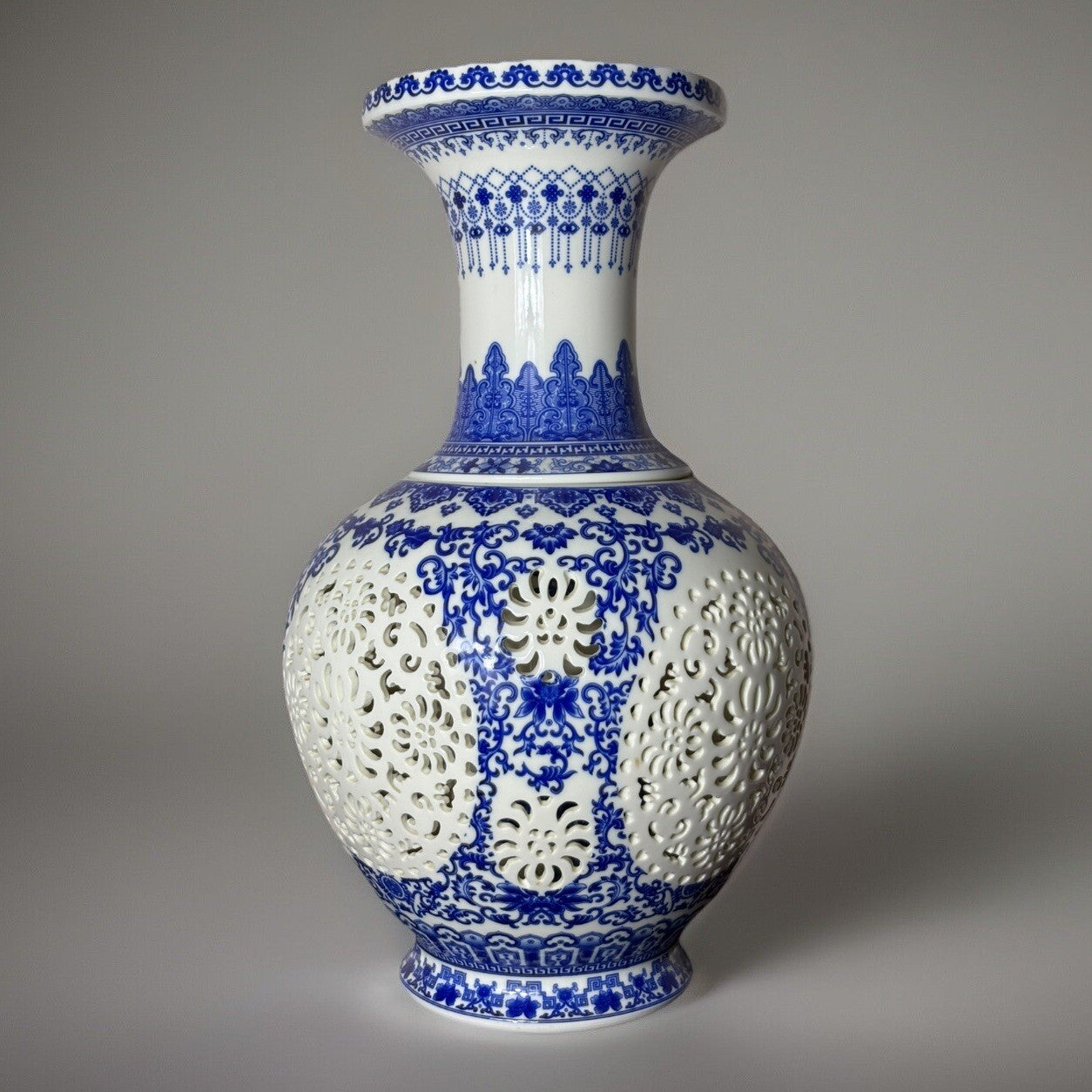 Blue & White Porcelain Vase Chinese Retro Art Hollow Out Vase